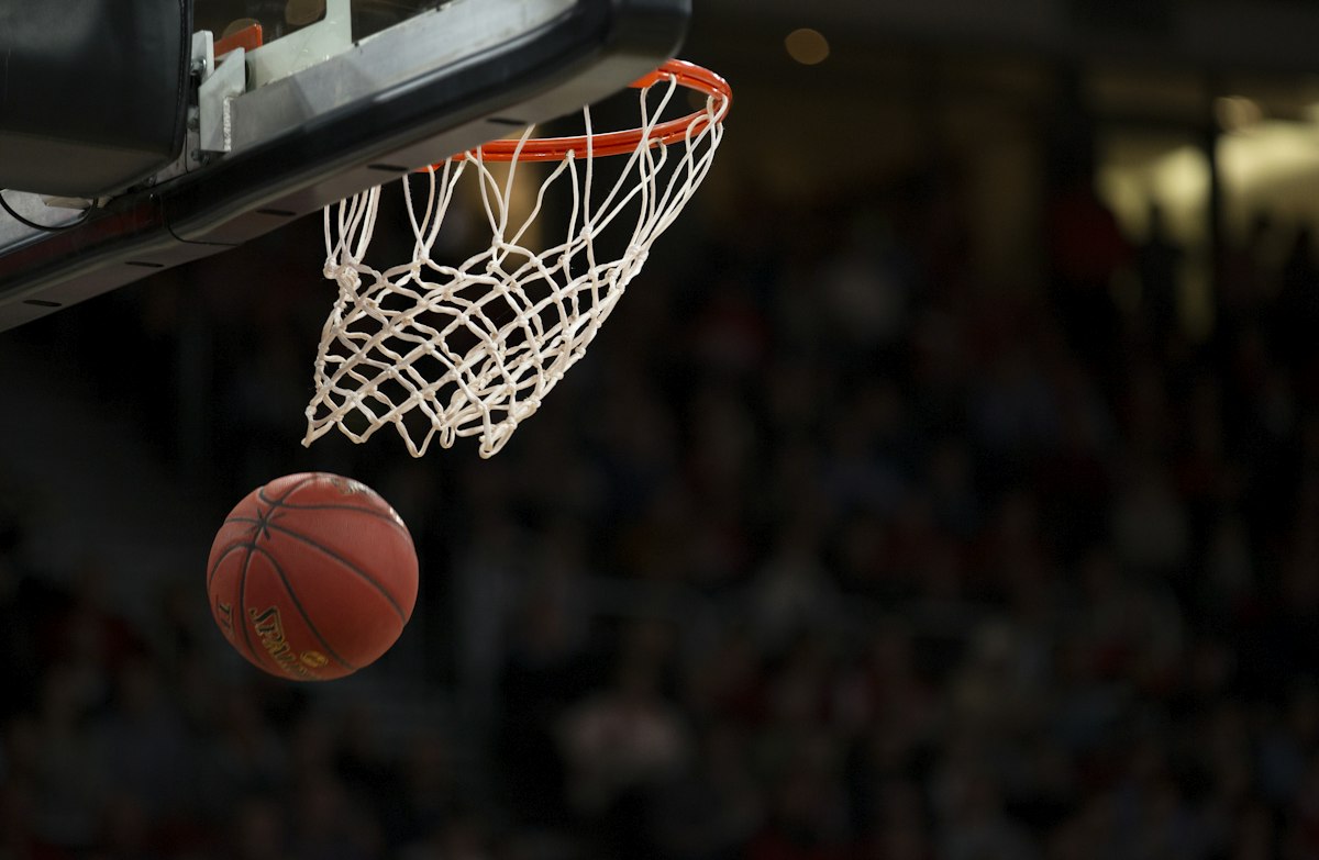 NBA新赛季配图：篮球与球场